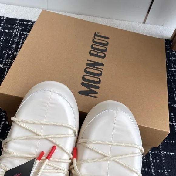 Moon Boot Women's Cream and Red Snow Boots - Picture 5 of 6